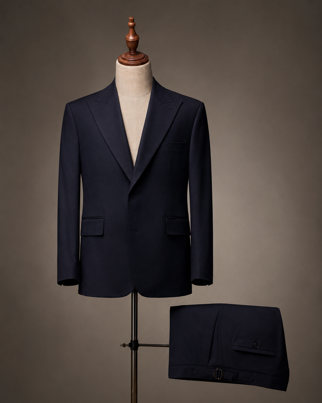 Costume bleu marine avec pochette assortie