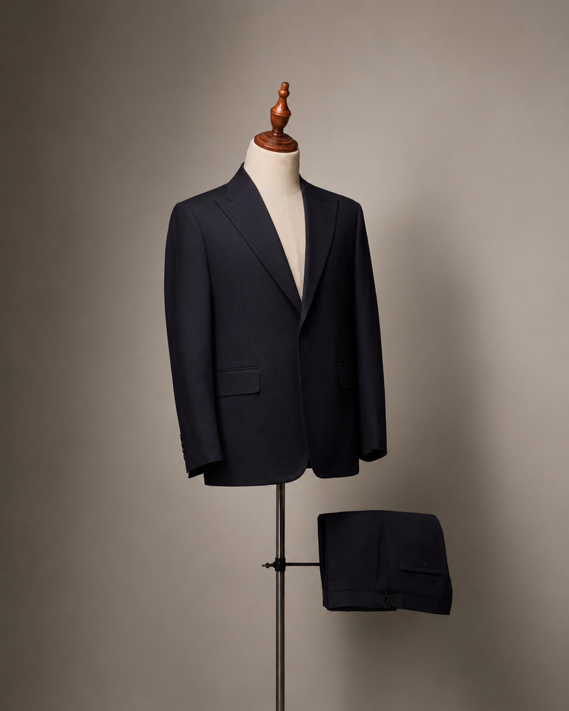 Costume bleu marine avec pochette assortie – Image 2