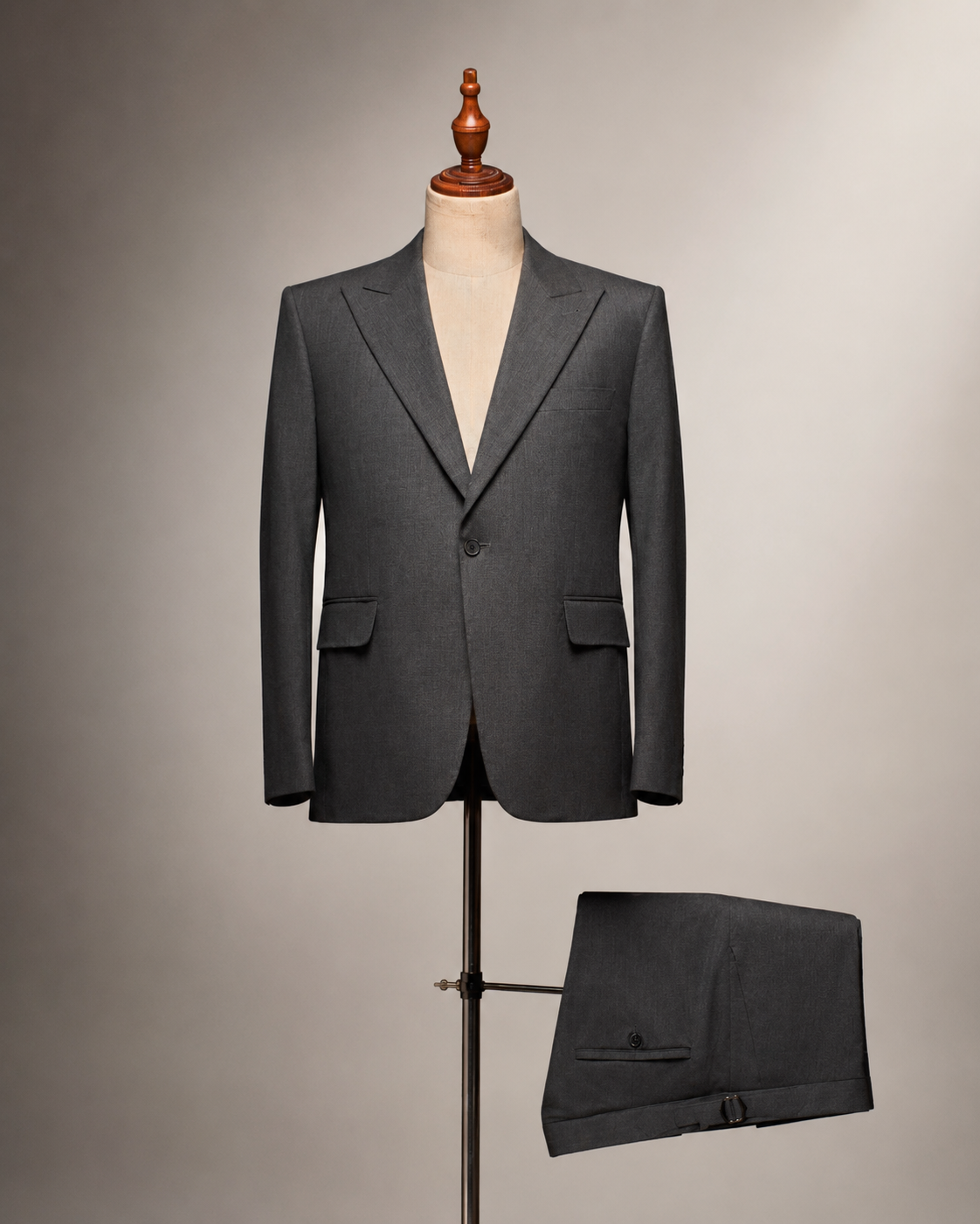 Costume gris clair avec accessoire assorti
