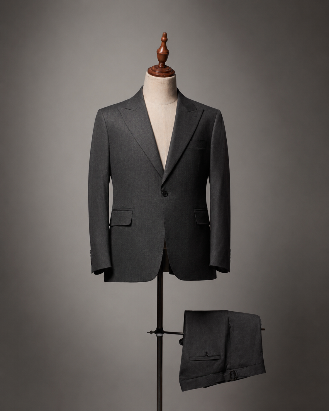 Costume gris clair avec accessoire assorti – Image 2