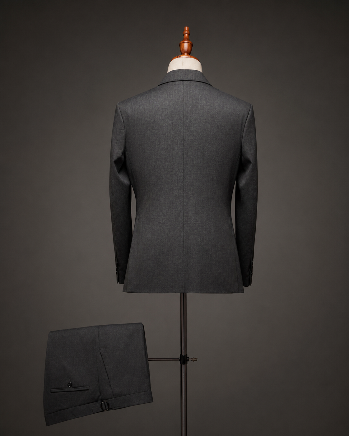Costume gris clair avec accessoire assorti – Image 3